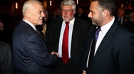 Ο κ. Δημήτρης Μελισσανίδης συνομιλεί με τον Πρέσβη κ. Αλέξανδρο Μαλλιά και τον κ. Νίκο Ζαχαριά. 