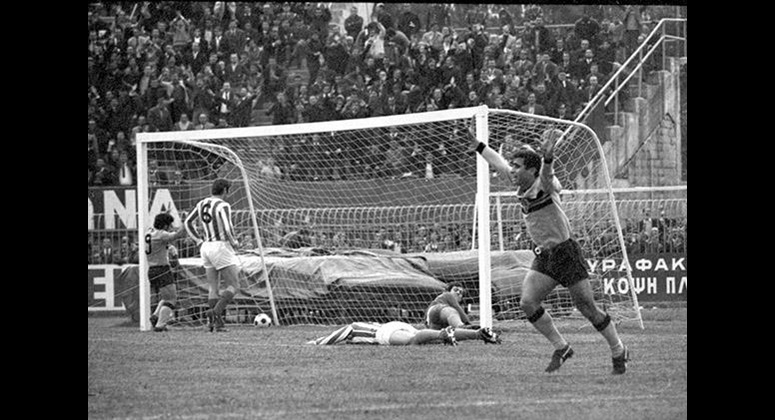 Ο Μίμης Παπαϊωάννου πανηγυρίζει το γκολ της νίκης επί του Ολυμπιακού στη Νέα Φιλκαδέλφεια το 1970