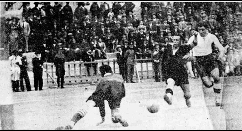Φωτογραφία από το 1928, με τον Κώστα Νεγρεπόντη να σκοράρει για την ΑΕΚ στο 4-1 επί του Απόλλωνα στο γήπεδο του Ρπυφ