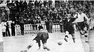 Φωτογραφία από το 1928, με τον Κώστα Νεγρεπόντη να σκοράρει για την ΑΕΚ στο 4-1 επί του Απόλλωνα στο γήπεδο του Ρπυφ