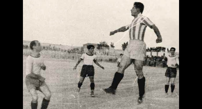 Στιγμιότυπο από αγώνα του 1939 στη Νέα Φιλαδέλφεια ανάμεσα σε ΑΕΚ και Απόλλωνα, με τους παίκτες της Ενωσης Χατζησταυρίδη, Τζανετή και Ξένο να «περικυκλώνουν» τον Φούσκα των κυανολεύκων.