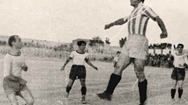 Στιγμιότυπο από αγώνα του 1939 στη Νέα Φιλαδέλφεια ανάμεσα σε ΑΕΚ και Απόλλωνα, με τους παίκτες της Ενωσης Χατζησταυρίδη, Τζανετή και Ξένο να «περικυκλώνουν» τον Φούσκα των κυανολεύκων.