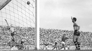 Εντυπωσιακή επέμβαση του Στέλιου Σεραφείδη σε σουτ του αείμνηστου Γιώργου Καμάρα (το γήπεδο της Ριζούπολης φέρει το όνομά του) σε αγώνα ΑΕΚ-Απόλλωνα Σμύρνης το 1962.