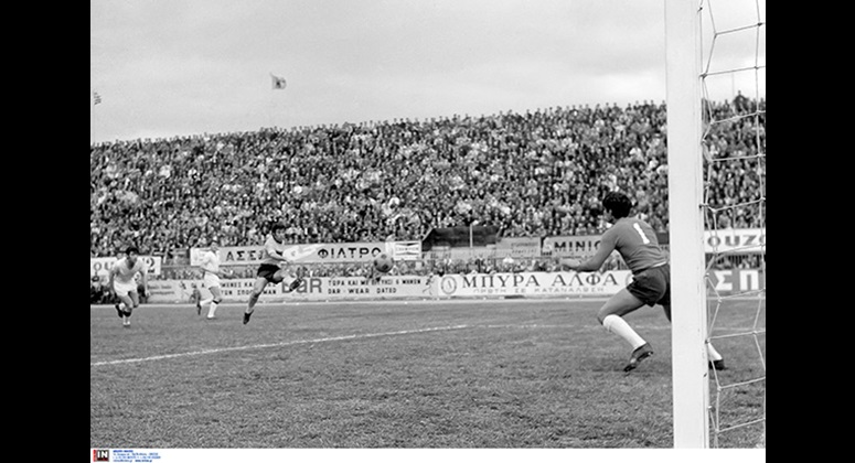 Ο Κώστας Νικολαϊδης απειλεί την εστία του Απόλλωνα σε αγώνα του 1971 στη Νέα Φιλαδέλφεια. Τελικό σκορ, 2-0 με τέρματα του Μίμη Παπαϊωάννου. 
