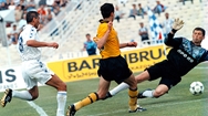 Και στο Ολυμπιακό Στάδιο έχουν… προηγούμενα η ΑΕΚ και ο Απόλλων Σμύρνης. Τελευταία αναμέτρησή τους εκεί, ο Τελικός Κυπέλλου του 1996 με το επιβλητικό 7-1 επί της ΑΕΚ. Εδώ το 2-0, με το πρώτο από τα τρία γκολ του Βασίλη Τσιάρτα εκείνο το απόγευμα.