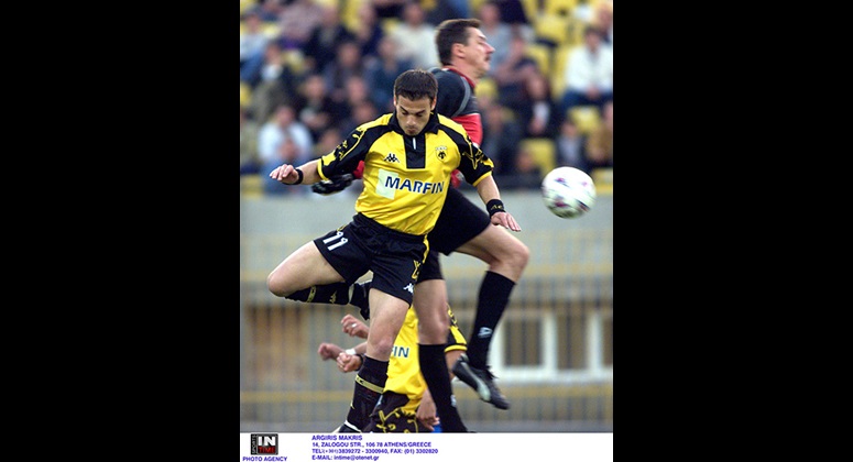 Τελευταία αναμέτρηση της ΑΕΚ με τον Απόλλωνα για το πρωτάθλημα, ήταν το 3-0 του 2000 στη Νέα Φιλαδέλφεια. Στο στιγμιότυπο ο Ντέμης Νικολαϊδης μονομαχεί με τον τερματοφύλακα του Απόλλωνα Γιόζεφ Βάντσικ.